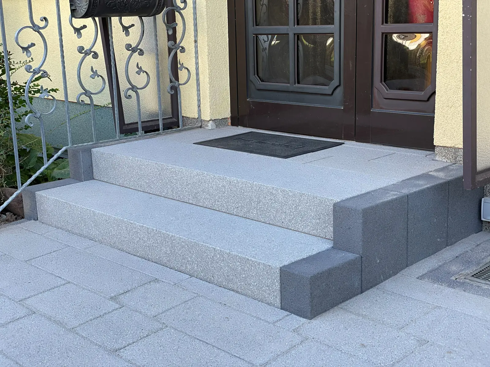 Blockstufentreppe vor einer Haustür