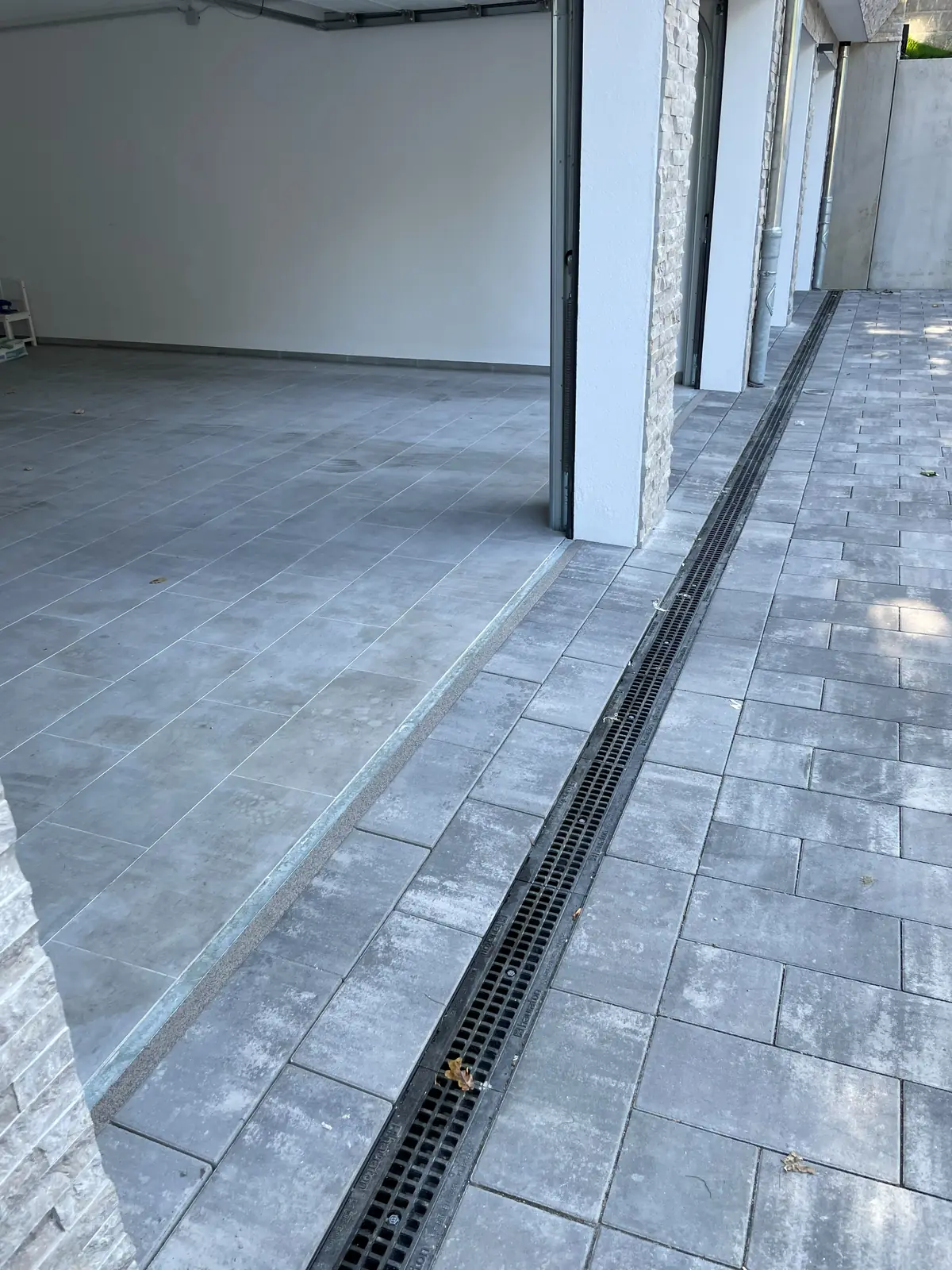 Entwässerungsrinne vor einer Garage