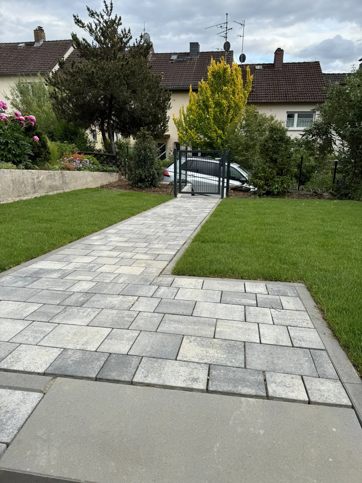 Gartenweg mit Übergang zu einer Treppe