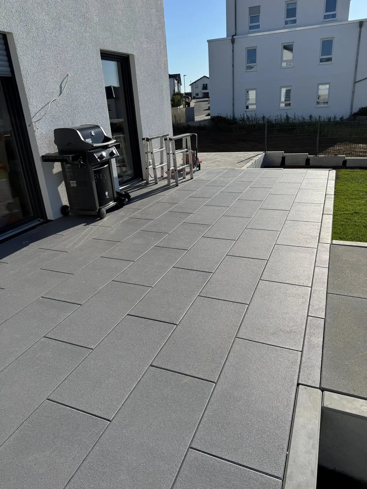 Großformatige Platten auf einer Terrasse