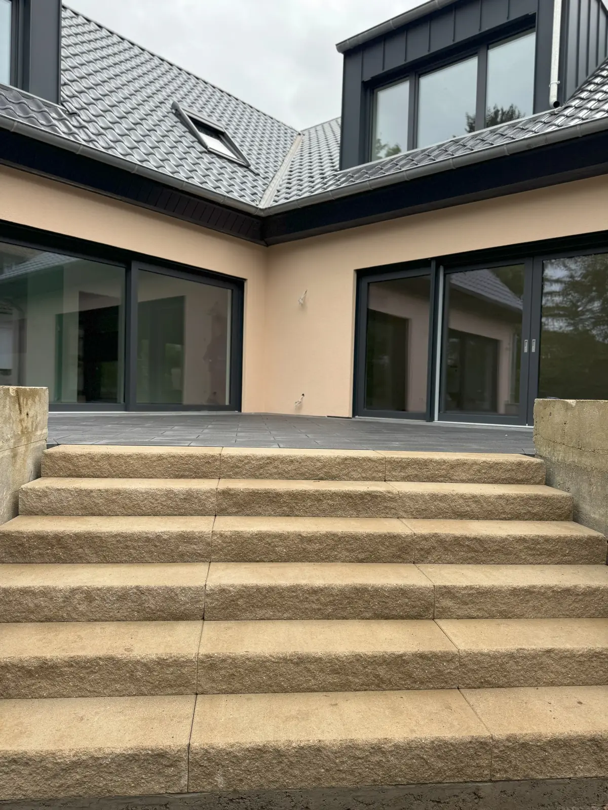Breite Eingangstreppe an einem Wohnhaus