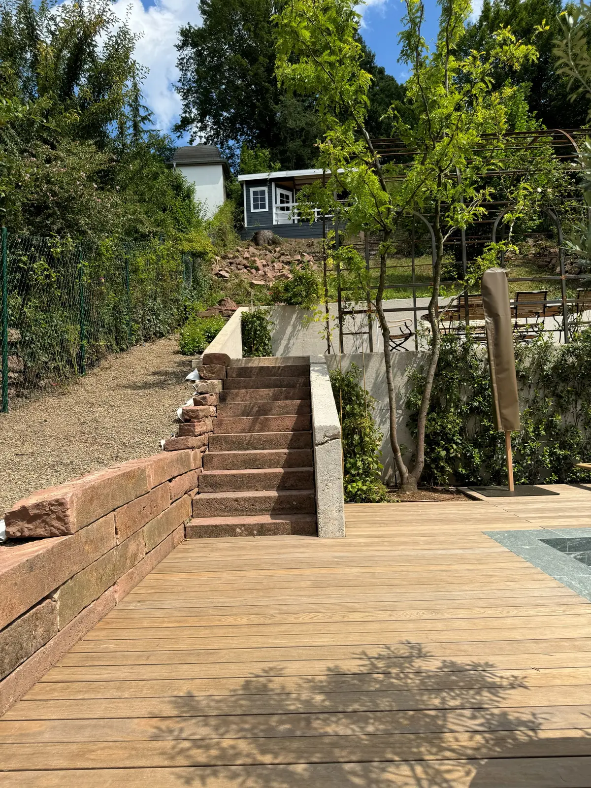 Holzterrasse mit angrenzender Natursteintreppe