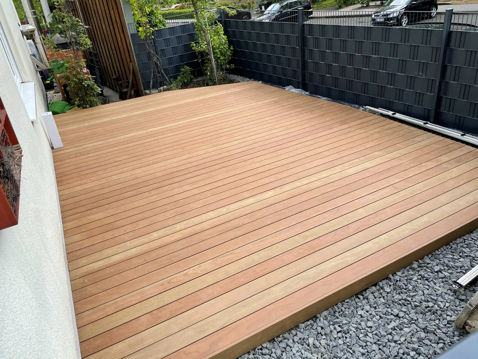 Holzterrasse mit dunklem Sichtschutz