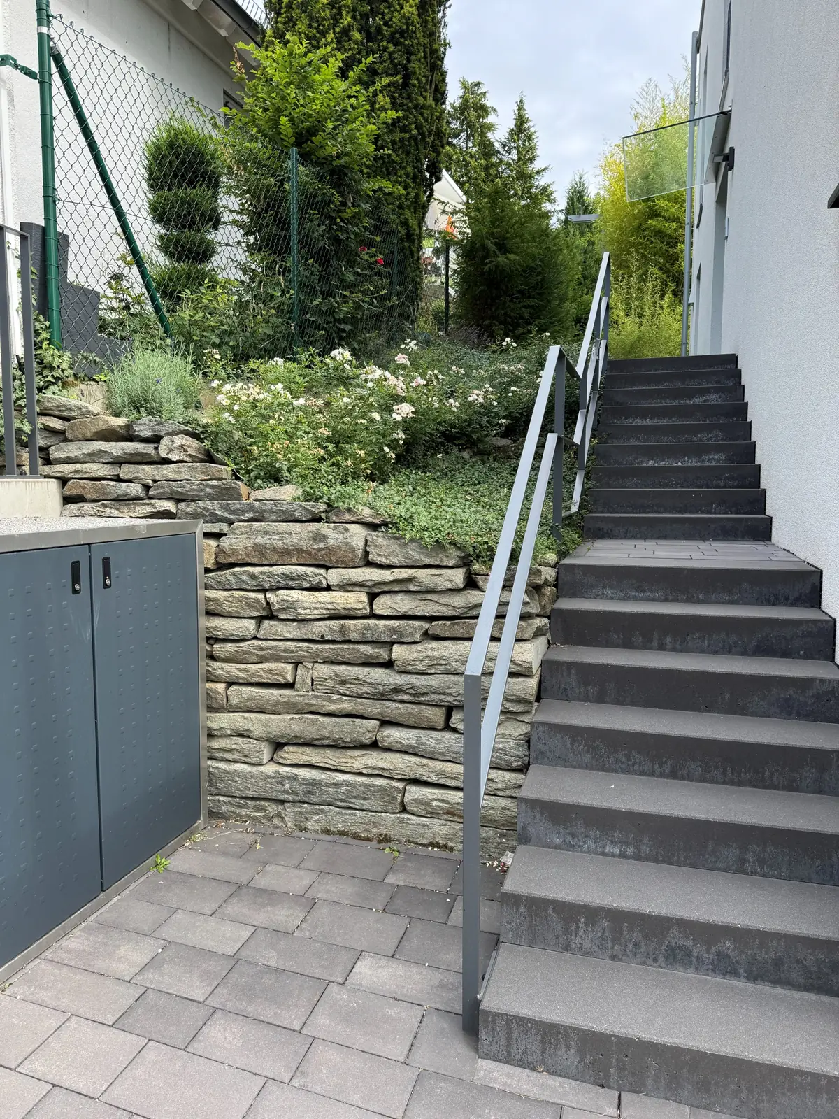 Natursteinmauer neben einer Außentreppe