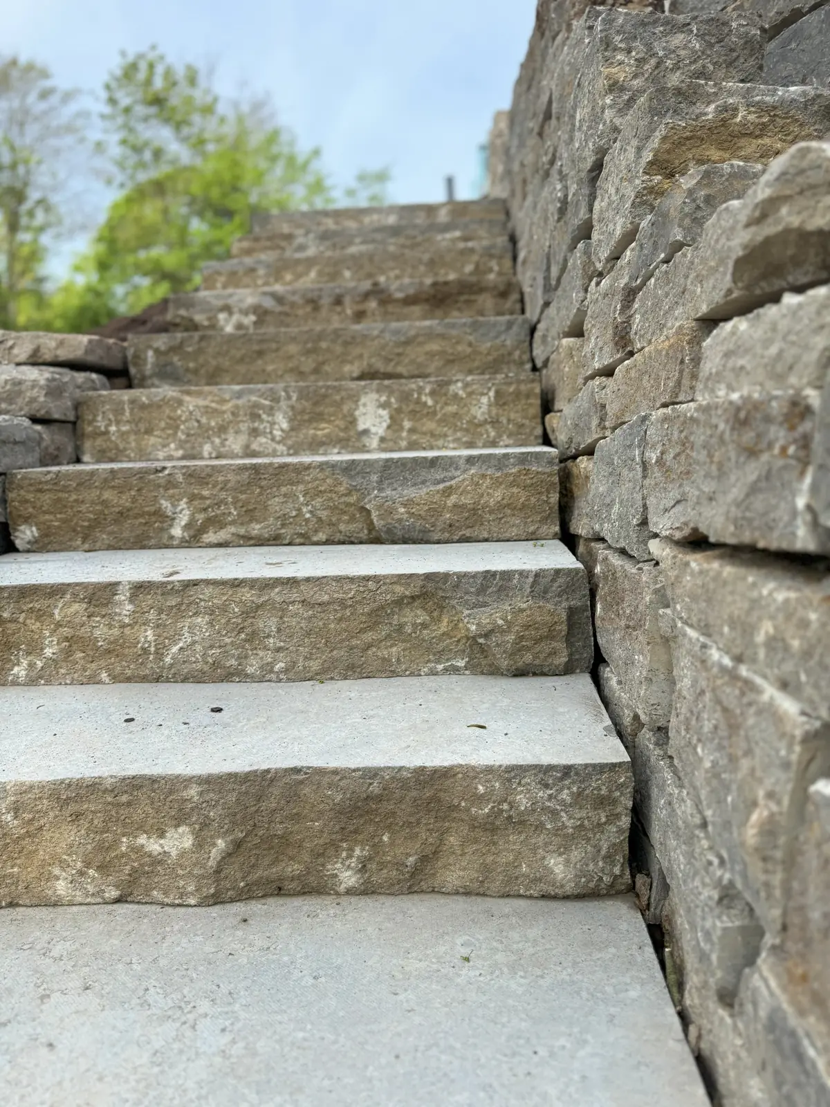 Detail einer Natursteintreppe mit seitlicher Mauer