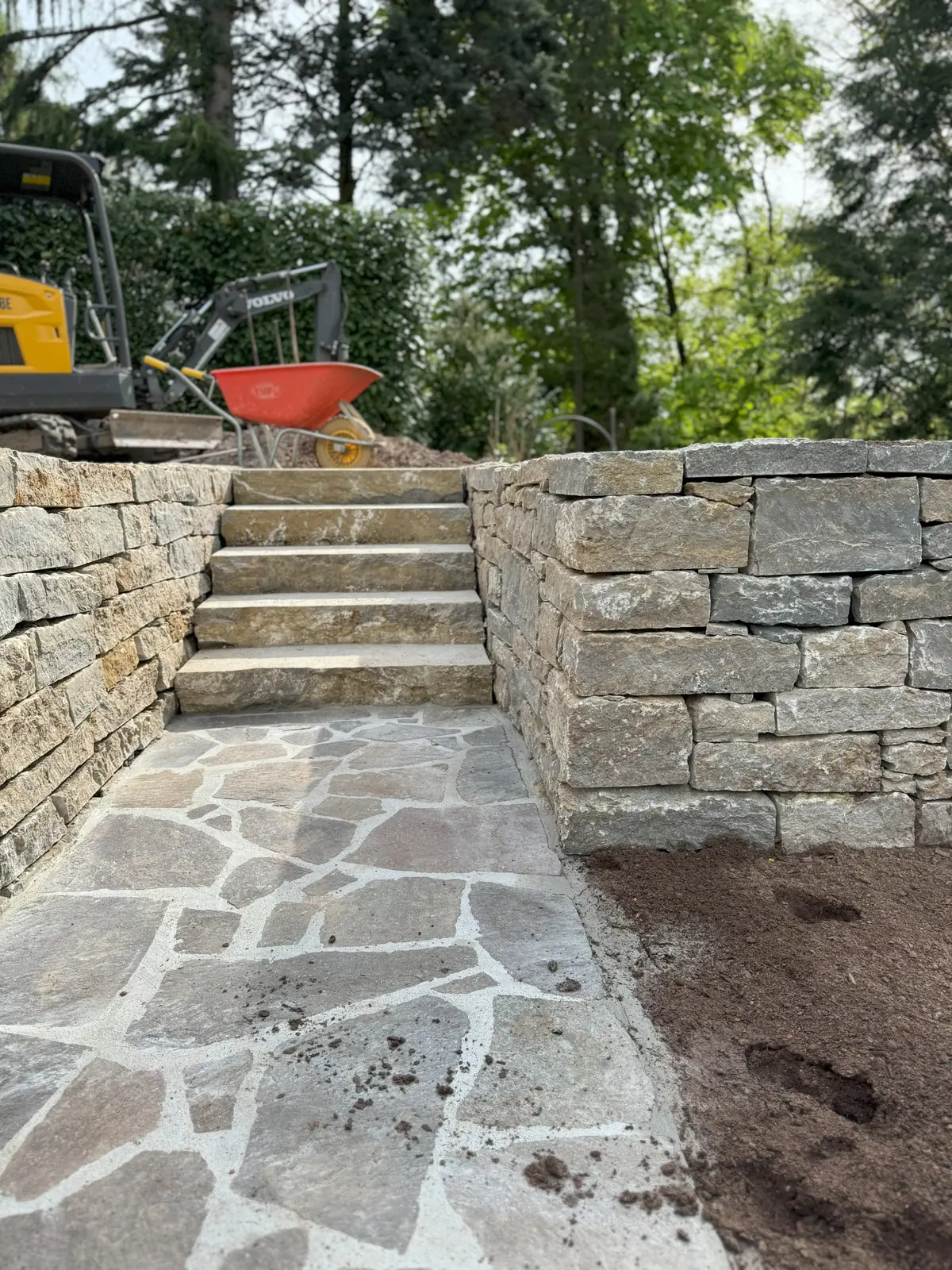Natursteintreppe und Mauern während der Bauphase