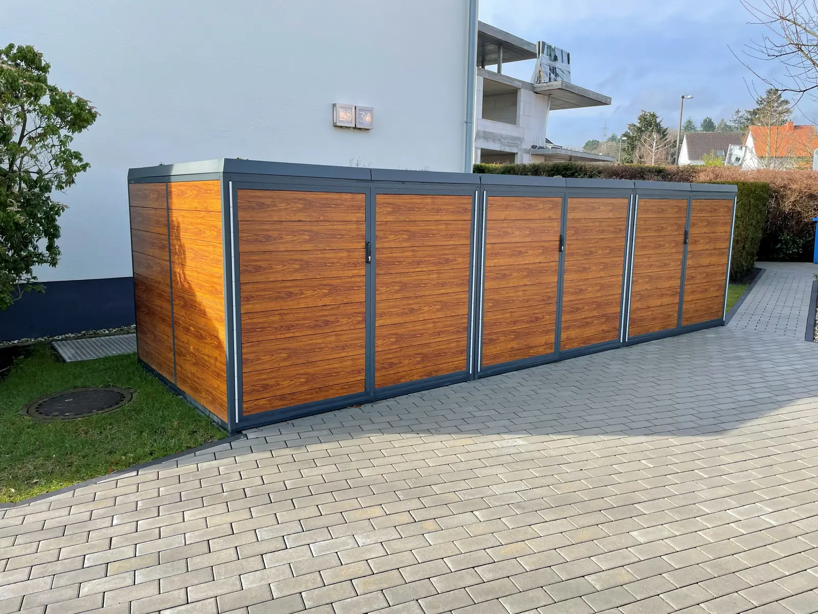 Sichtschutz aus Holzflächen in Metallrahmen