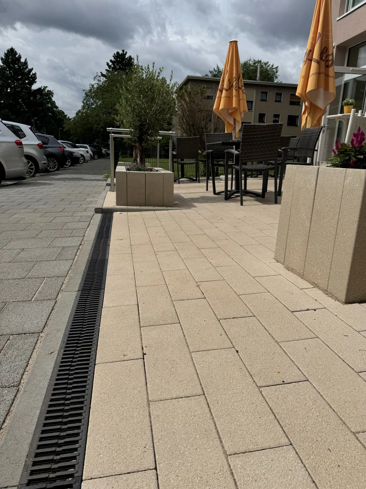 Lange Entwässerungsrinne an einer Terrasse