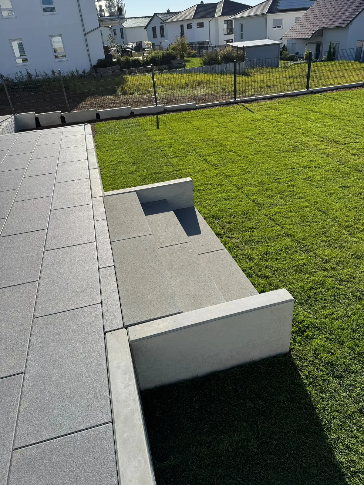 Terrasse mit Stufenübergang zur Rasenfläche